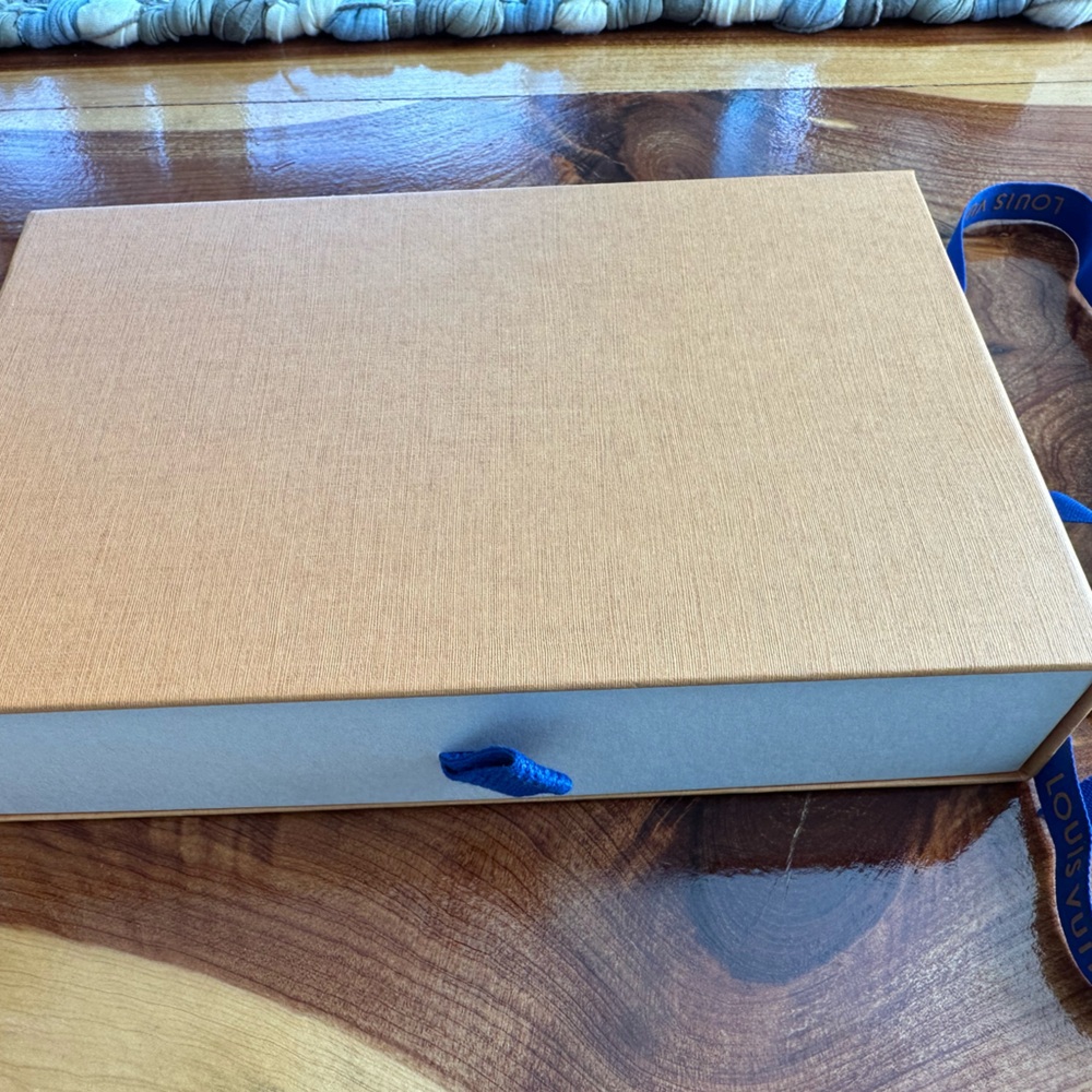 Louis Vuitton Tan Gift Box with Blue Branded Ribbon - Picture 3 of 4